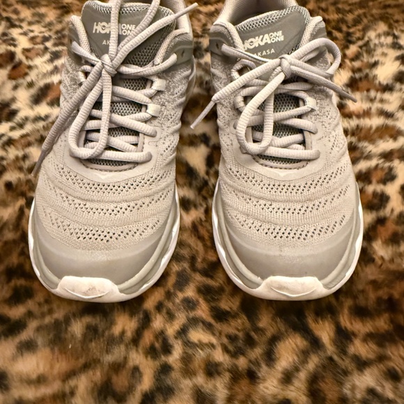 HOKA one one Akasa in Women’s size is 6.5 - Picture 7 of 14